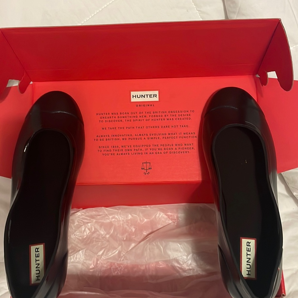 Brand new pair of women’s Hunter original tour ballerina in black glass size 8